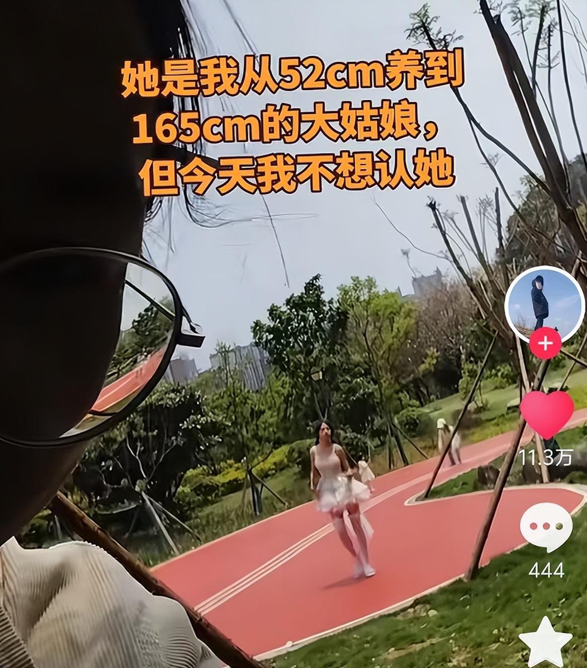 kaiyun平台-“好豪迈的洛丽塔”，165cm未成年女儿穿搭火了，家长尴尬不敢认